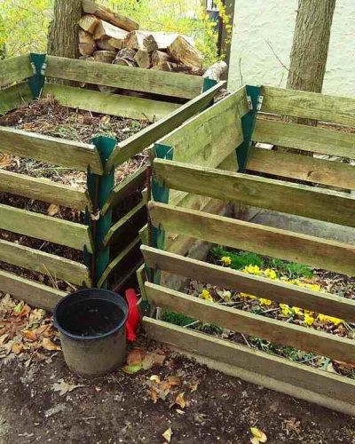Quick DIY Compost Bin made from Pallets
