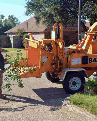 On-site wood chipping of large branches and logs into reusable mulch